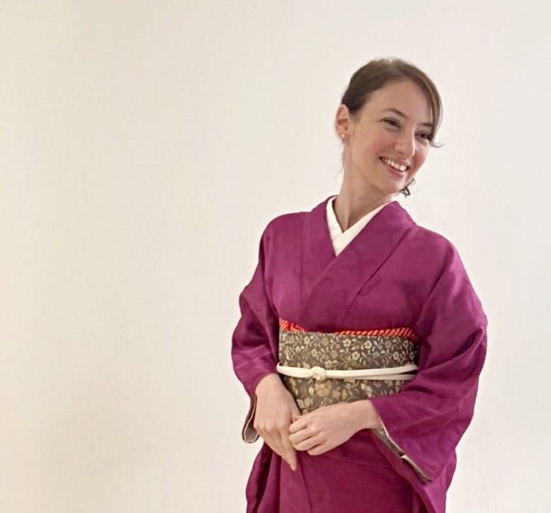 Femme souriante en kimono traditionnel fond blanc