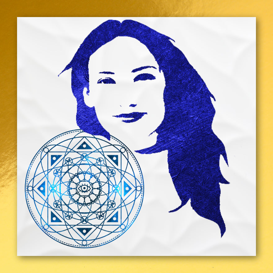 Portrait stylisé bleu de Céline avec un mandala de géométrie sacrée