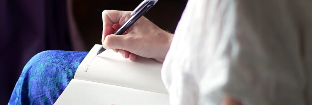 Kalmeon canalise et écrit en écriture intuitive