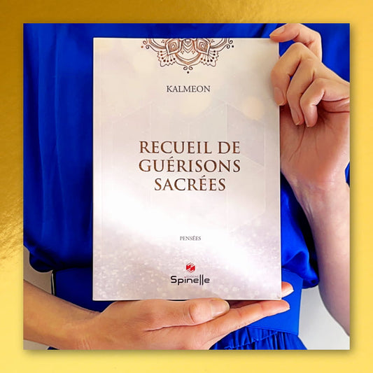 Livre « Recueil de guérisons sacrées » de Kalmeon tenu entre les mains
